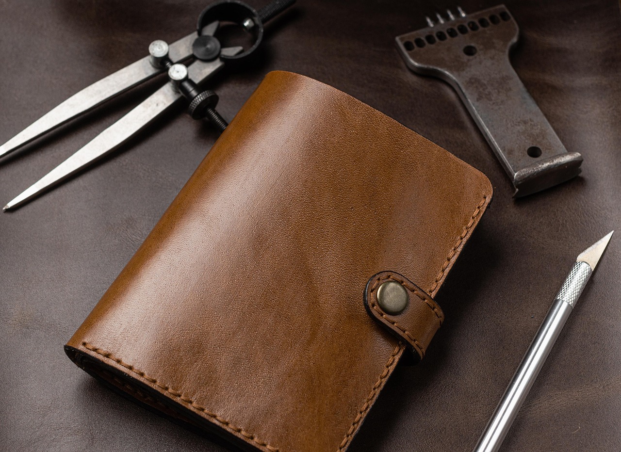 A modern leather wallet resting next to a banking app screen showing cash-back rewards.