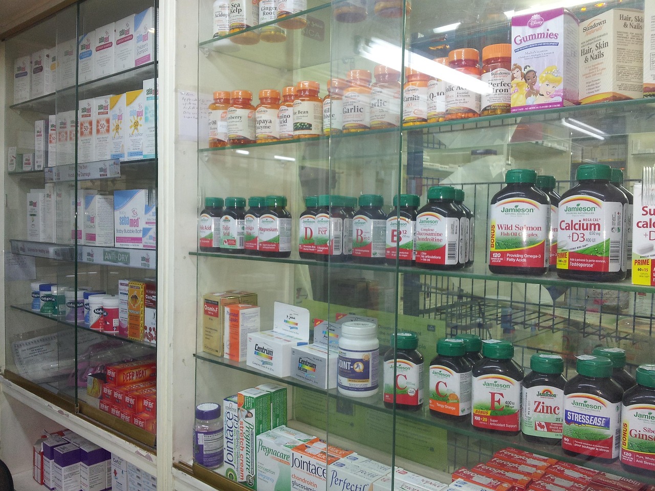 Prescription low-fat cat food and precise dietary supplements organized on a clean kitchen counter.