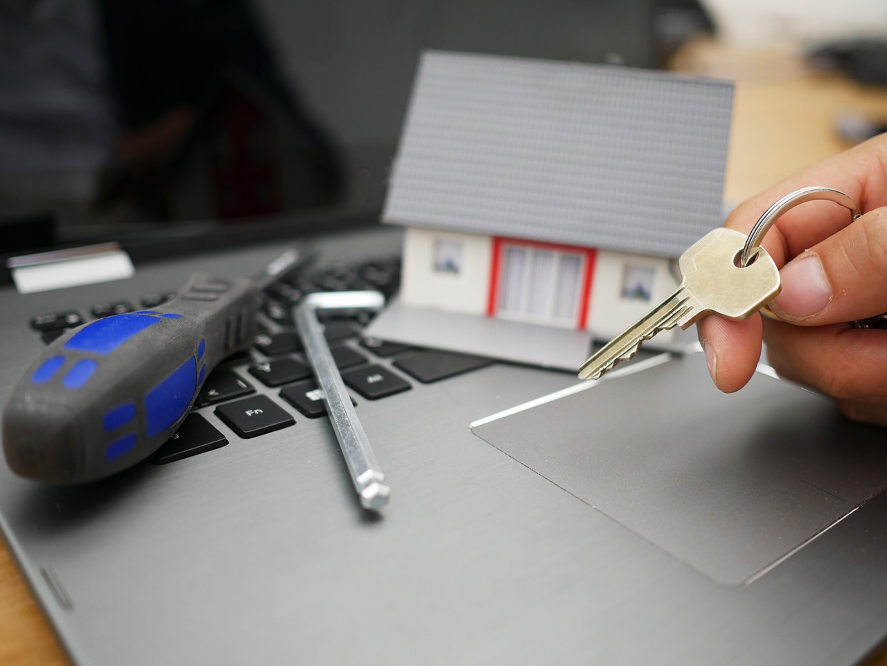 Enterprise hardware security keys being configured for deployment to hybrid employees.