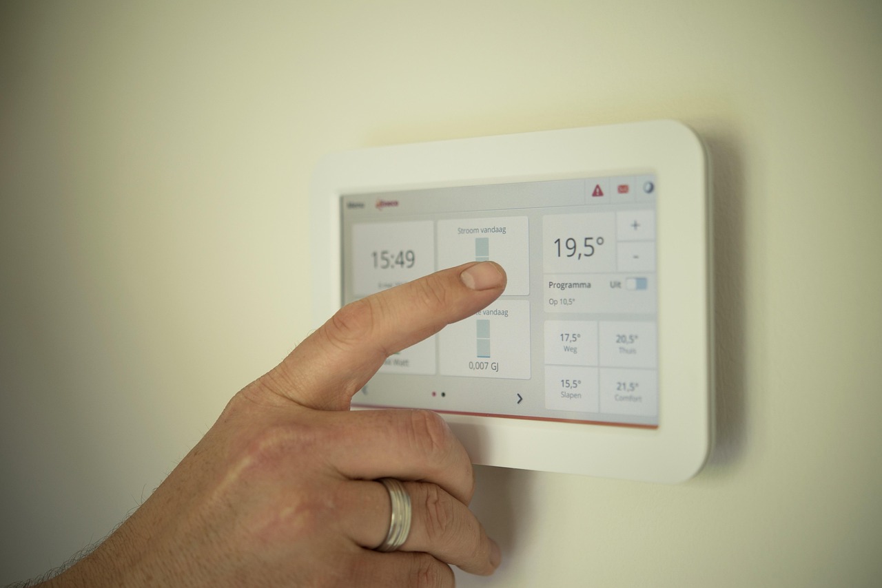 Thermal imaging screen showing air temperature leakage at a crawlspace flex duct connection