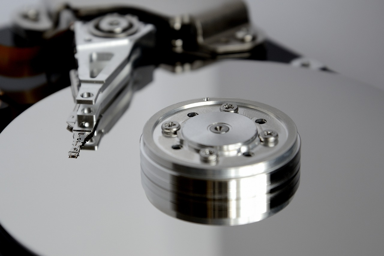 A modern data analyst workstation setup equipped for offline database management and SQL query engineering.