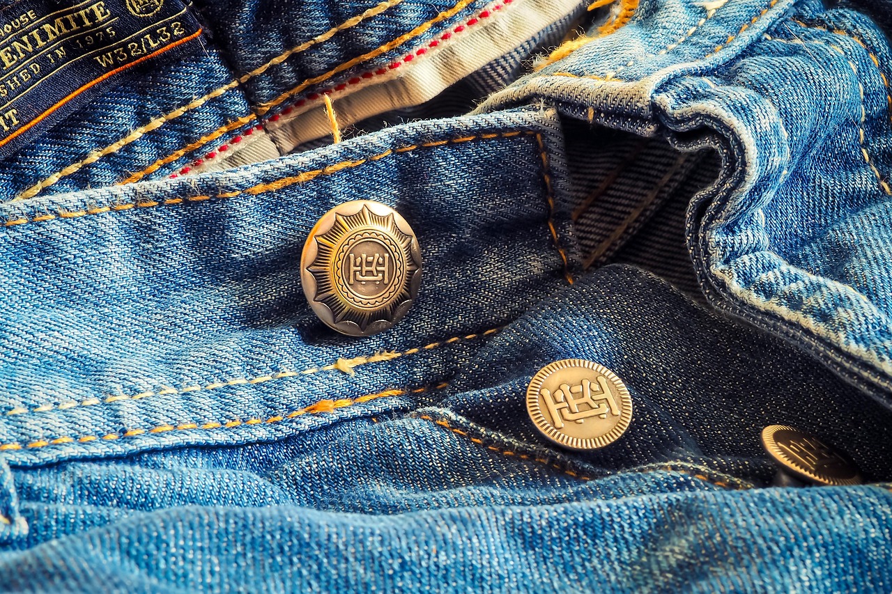 Close-up of a law label sewn into a mattress seam.